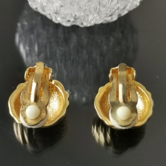 Vintage Gold Tone Knot Clip on Earrings - Picture 6 of 6